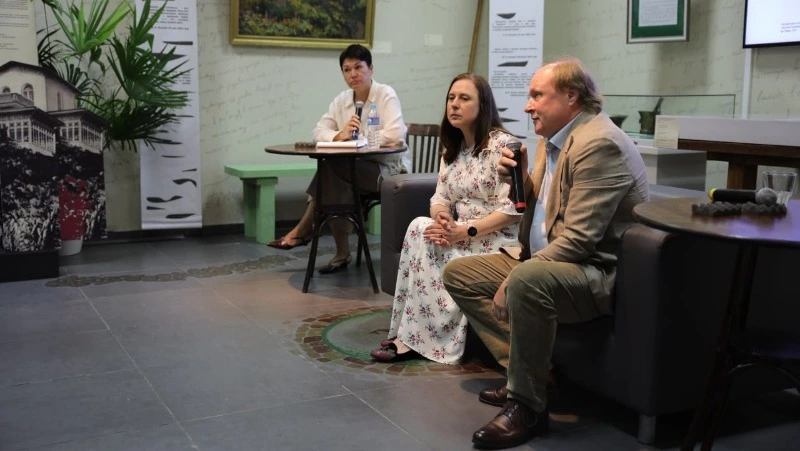 Выставку «Толстой и Чехов: „я ни одного человека не любил так, как его…“» открыли в Южно-Сахалинске