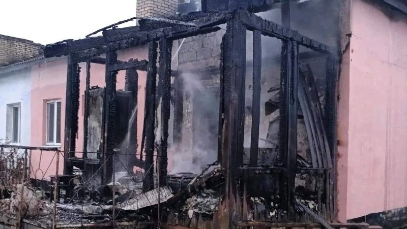 Пожарные больше часа тушили жилой частный дом в Углегорском районе