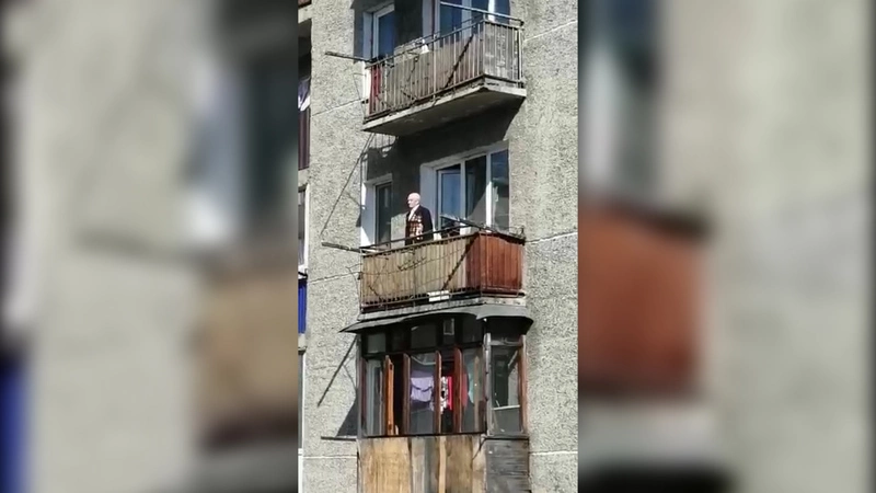 Сахалинцы спели победную серенаду под окном 93-летнего ветерана