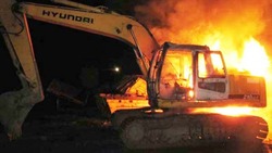Ночной пожар уничтожил 2 экскаватора и трактор в Южно-Сахалинске 