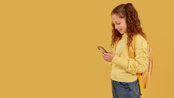 Опрос: большинство родителей выступают против запрета на смартфоны в школах