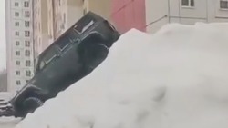 «Удобненько»: в Южно-Сахалинске водитель припарковал внедорожник вертикально