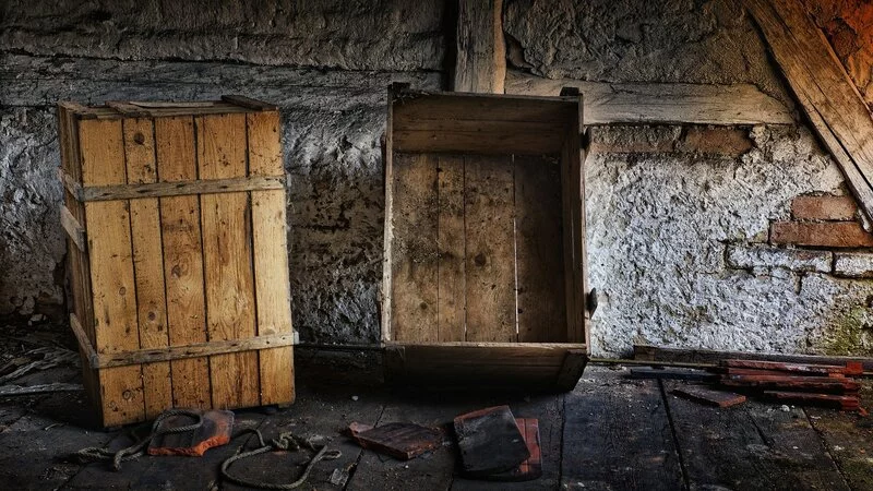 В Углегорском районе две «управляйки» наказали за мусор в подвалах и открытые чердаки