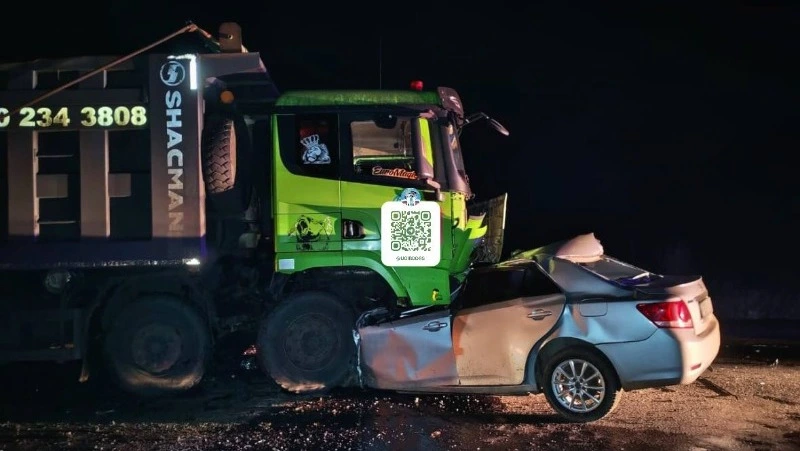 Скончался на месте: в Углегорском районе водитель седана столкнулся с грузовиком