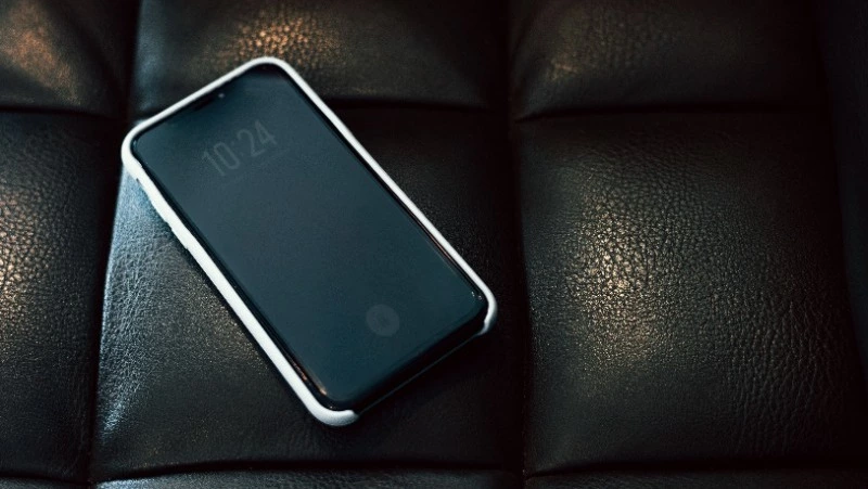 Таксист присвоил оставленный пассажиром в машине телефон в Аниве