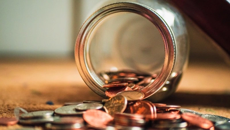 Мужчина украл пенсию у инвалида в Холмском районе