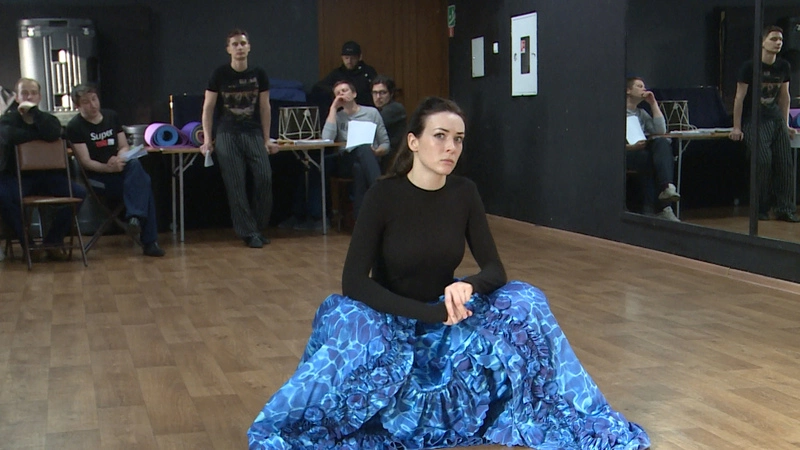 Актрисы сахалинского Чехов-центра изучают, как королевы Англии рубили головы соперницам