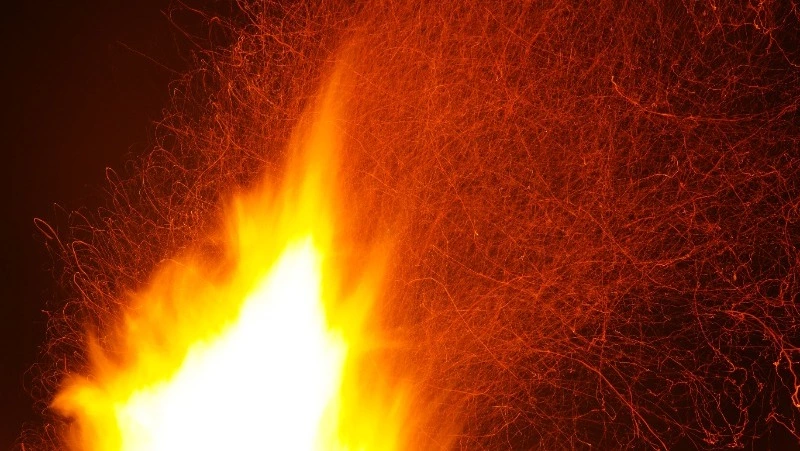 Пожарные потушили горящую хозяйственную постройку в Поронайске 