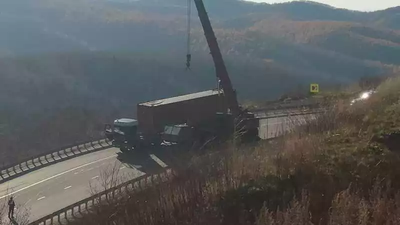 Упавший в результате ДТП контейнер образовал пробку на холмской трассе