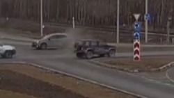 Автомобиль развернуло от сильного удара в аварии на кольце Ленина — Фархутдинова в Южно-Сахалинске 