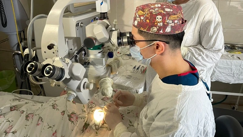 Сахалинские врачи вернули зрение ребенку с врожденной катарактой