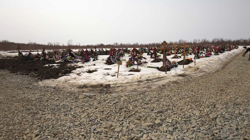 В Долинске рецидивист-психопат на кладбище напал на женщину