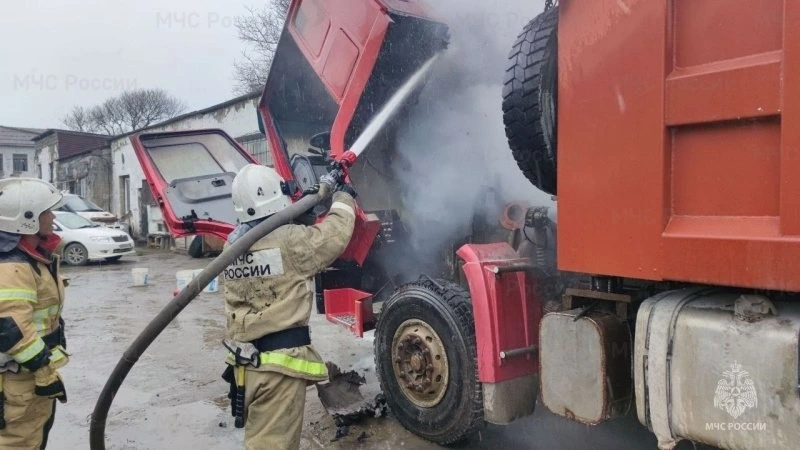 Пожарные потушили горящий грузовик в Корсакове