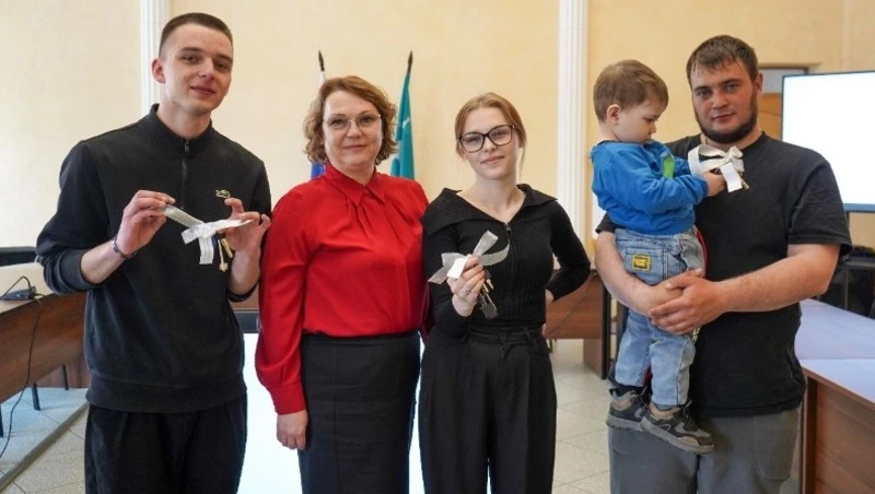 Юным жителям Корсакова вручили ключи от новых квартир