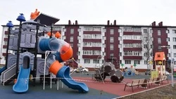 В Поронайске капитально отремонтировали двор и обустроили детскую площадку