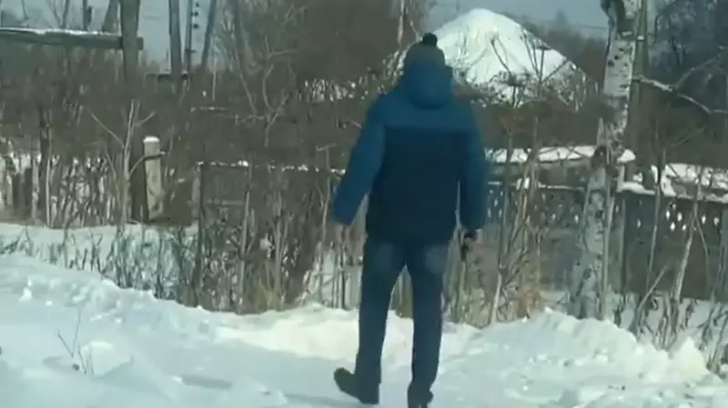 По улицам Южно-Сахалинска ходит странный мужчина с пистолетом