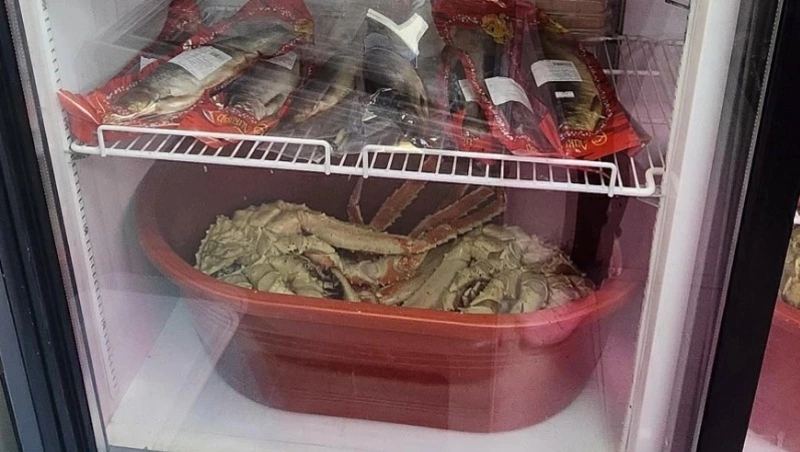 На Сахалине раскрыли склад с нелегальной красной икрой и крабами на миллион рублей