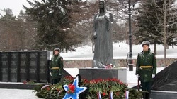 Церемонию в честь воинов-интернационалистов провели у монумента «Скорбящая мать» в Южно-Сахалинске