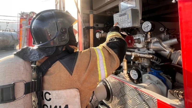 Спасатели потушили хозпостройку в Южно-Сахалинске 7 декабря