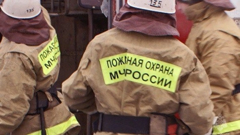 Более 10 человек тушили коляску и самокат в Дальнем рано утром 14 декабря