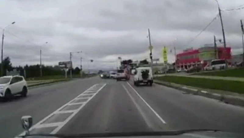 Появилось видео жесткого столкновения внедорожников у «Армроса» в Южно-Сахалинске