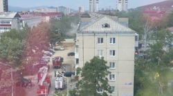 Двух детей эвакуировали из горящего дома в Южно-Сахалинске: ФОТО, ВИДЕО