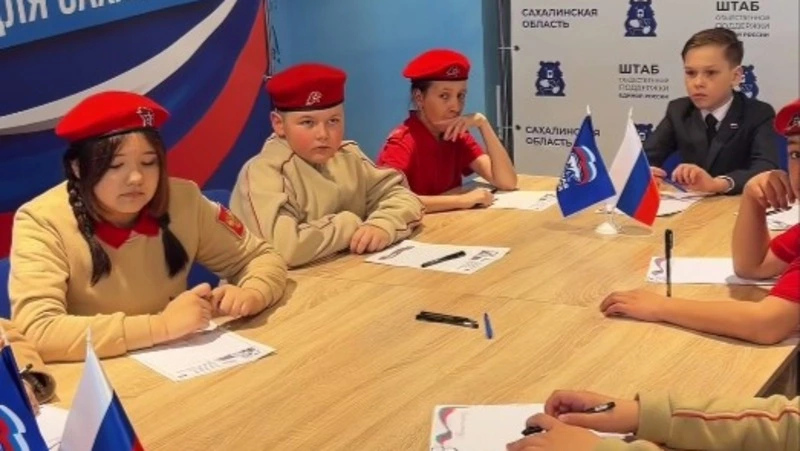 Акцию «Письмо солдату» провели в Южно-Сахалинске в честь воссоединения Крыма с РФ 