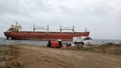 В Невельске готовятся к перекачке нефти с севшего на мель балкера AN YANG 2