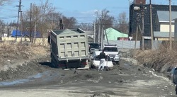 «Разверзшееся чрево»: автомобиль застрял в грязи на улице Западной в Южно-Сахалинске
