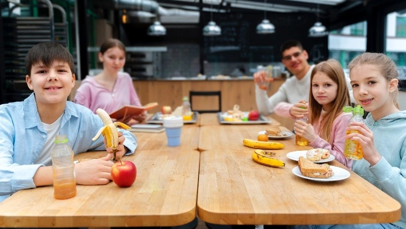 Бесплатное питание в школе: кому положено и как оформить в 2023 году 