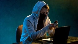 Сахалинка перевела мошенникам на «безопасный счет» около 100 тысяч рублей