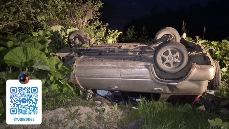 Кроссовер слетел с трассы и перевернулся на Сахалине