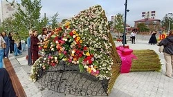 Празднование 143-го дня рождения Южно-Сахалинска горожане начали с составления общего букета