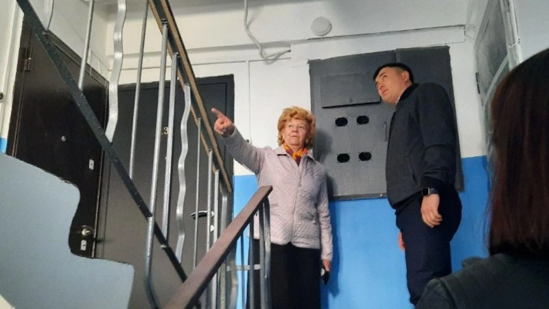 Эксперты нашли недочеты в подъездах Долинска после капитального ремонта