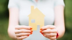 Селфи из отпуска для воров: как обезопасить себя и свой дом от краж