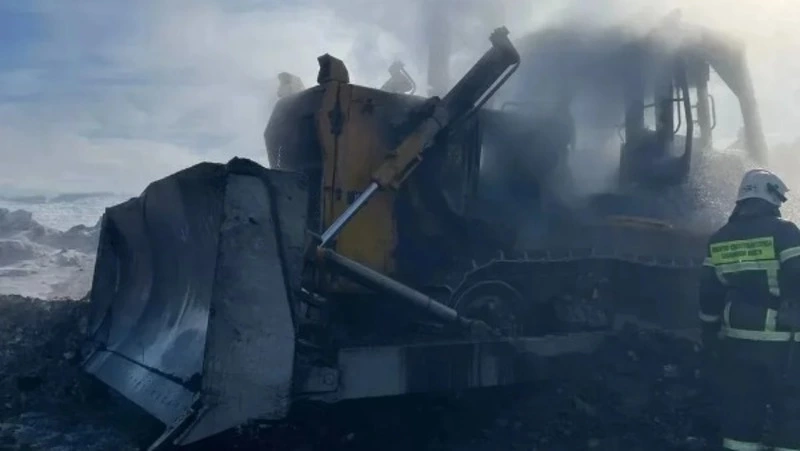 Бульдозер полыхал в Углегорском районе