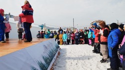 Массовым спуском завершился сезон проекта «Лыжи в школу» на Сахалине