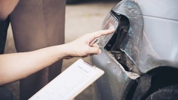 Житель Холмска поколотил чужой автомобиль во время ссоры с прохожим