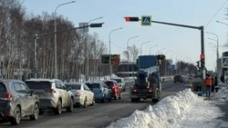 На проспекте Мира у «АкваСити» в Южно-Сахалинске заработал новый светофор с вызывной кнопкой