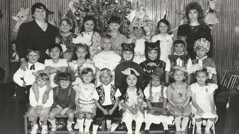 Сахалинским детям в годы СССР мастерили новогодние костюмы из штор, проволоки и картона