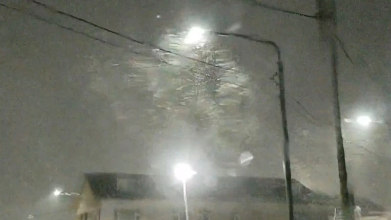 «В окно что-то шмякает»: жители Южных Курил засняли разгул стихии в ночь на 15 декабря