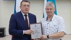 Сотрудники администрации Поронайского района получили областные награды