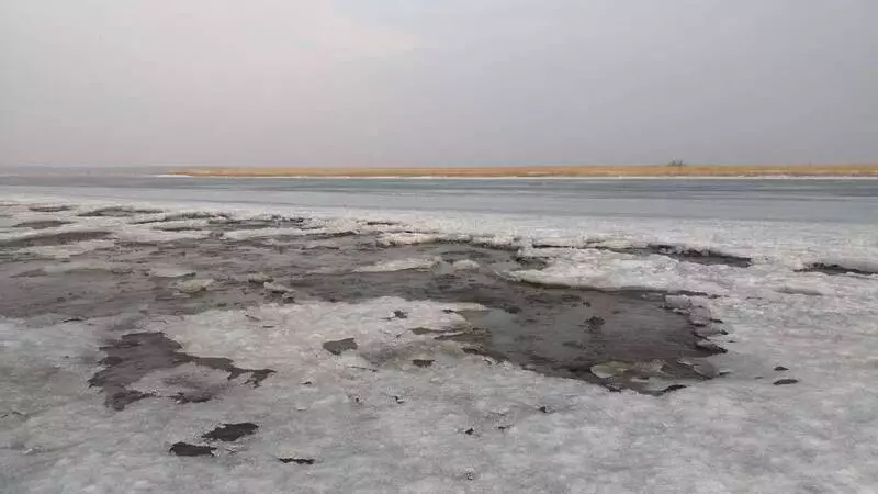 Автомобиль с пассажирами провалился под лед в Приморье. Погибла семья с тремя детьми