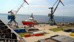 На Сахалине подняли снесенный ураганом в море 170-тонный кран