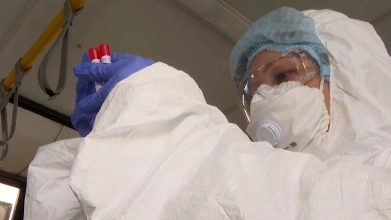 Прилетевший на Сахалин новорожденный провел несколько часов в защитном костюме