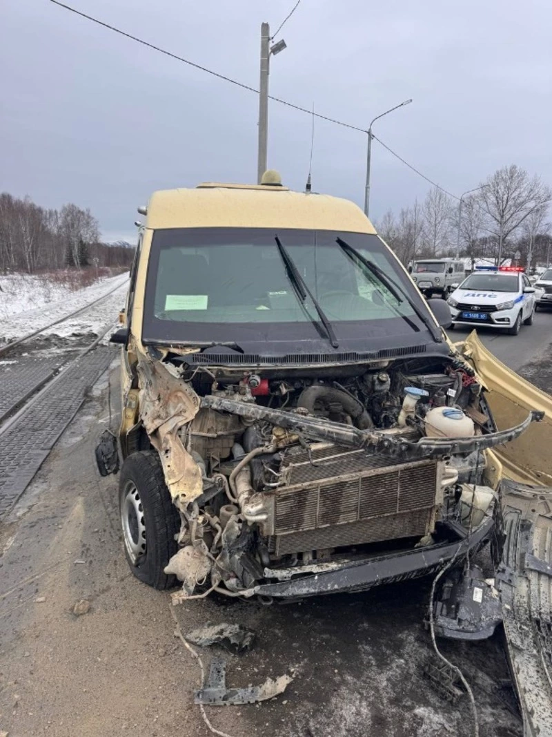 Инкассаторская машина банка выехала под локомотив в Смирных