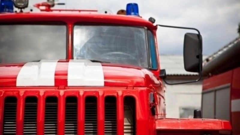 Пожарные потушили горящий гараж в Южно-Сахалинске 10 сентября