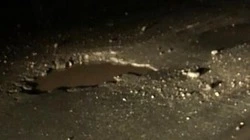 Две машины за 10 минут вывела из строя гигантская яма на юге Сахалина