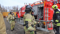 Горящий торф потушили пожарные в Смирных 