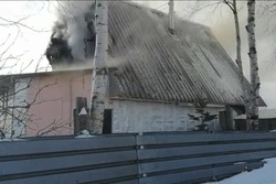 Частный дом загорелся в Южно-Сахалинске. Семья осталась на улице
